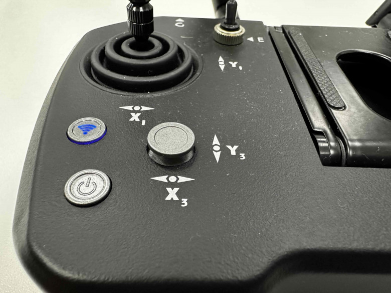 Одно нажатие кнопки питания — и приёмник внутри робота начинает молча подставлять «безопасные» значения, неотличимые от настоящих положений рычажков.