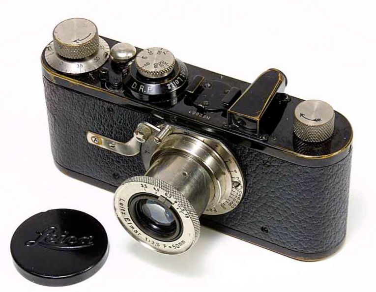 Первый фотоаппарат с 35-миллиметровой пленкой «Leica 0». Источник. Первый фотоаппарат с 35-миллиметровой пленкой «Leica 0». Источник.