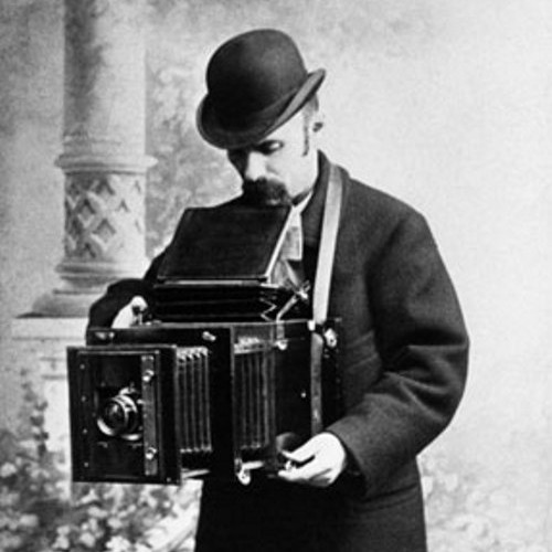 Фотоаппарат с зеркальным объективом. Источник. Фотоаппарат с зеркальным объективом. Источник.