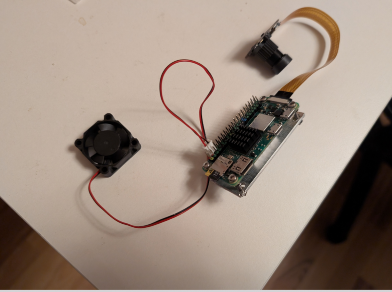 В дальнейшем, кулер закрепится в труб... Гхм.. В корпусе, при помощи резиновых распорок