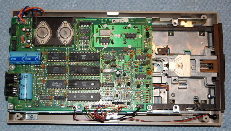 Сложный внутренний мир дисковода Commodore 1541. Фото из Интернета