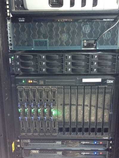 Вид одной из имевшихся в июне 2012 года стоек. Обратите внимание на монтаж оборудования «через квадратик», особенно оборудования Cisco.
