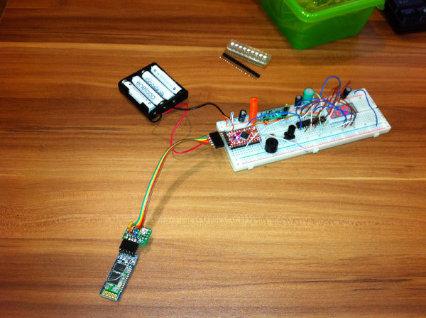 Плата Arduino подключена к Bluetooth модулю для беспроводной заливки