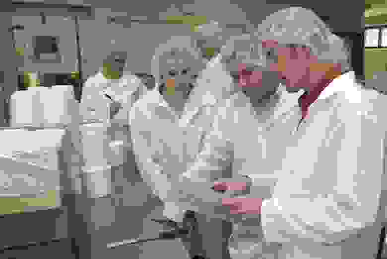  Научный сотрудник Дуглас Гофф (справа) в лаборатории мороженого в Университете Гельфа. (Любезно предоставлено: Дуглас Гофф) 