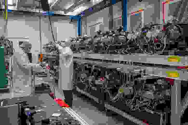 Боб Ступак (слева), инспектор по обслуживанию электроники, и Мэтью Эватт, менеджер по машиностроению, работают в зале спектрографов DESI.