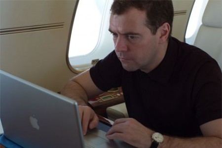 Медведев работает в самолете за ноутбуком MacBook Pro