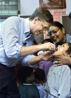 Билл Гейтс проводит вакцинацию против полиомиелита. Дели, Индия. 2000 год
