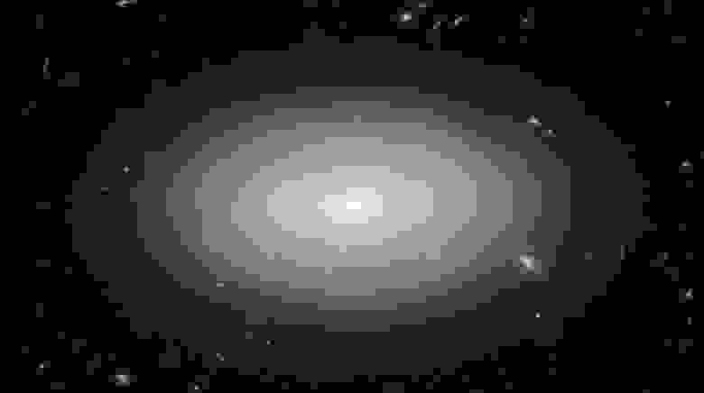 На этом снимке космического телескопа «Хаббл» показана изолированная галактика MCG+01-02-015, расположенная в центре войда, свободного от галактик. В радиусе 100 миллионов световых лет от неё нет других известных галактик, и это, пожалуй, самая одинокая галактика в известной Вселенной. Изолированные дисковые галактики, такие как эта, демонстрируют устойчивое медленное звёздообразование, которое может продолжаться в течение невероятно долгого времени, пока в них сохраняется звёздообразующий газ.