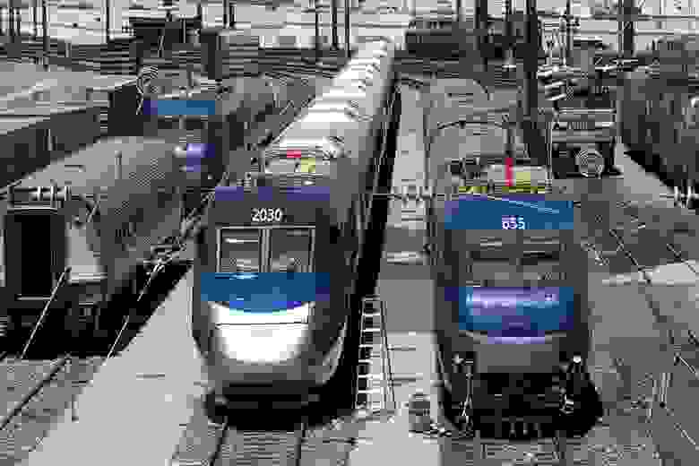 Высокоскоростной поезд Acela компании Amtrak (в центре) на филадельфийской станции Race St., около 2000 года.