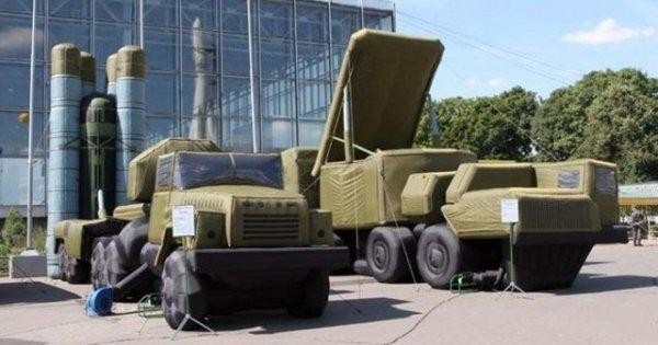 Российские надувные макеты ракетных и радарных установок