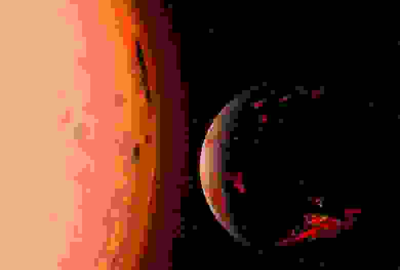 Когда Солнце станет настоящим красным гигантом, оно, возможно проглотит или поглотит Землю, и уж точно сильно её поджарит. Внешние слои Солнца увеличатся в диаметре более чем в 100 раз, но точные детали его эволюции и то, как эти изменения повлияют на орбиты планет, всё ещё остаются неопределёнными. Меркурий и Венера определённо будут поглощены Солнцем, но Земля окажется очень близко к границе между выживанием и поглощением.