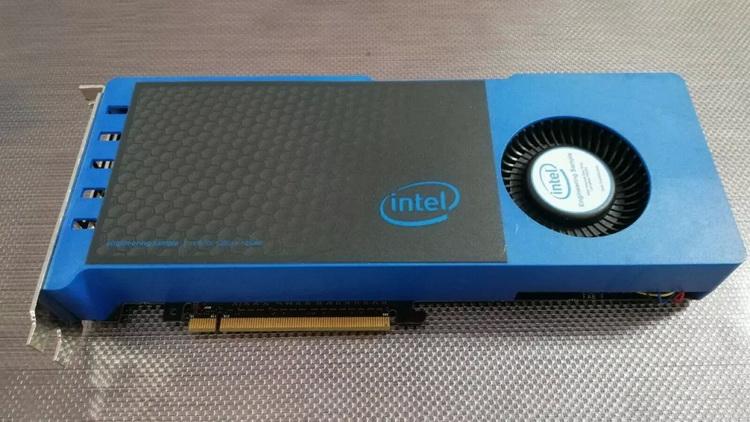 Единственный рабочий образец необычной видеокарты Intel Larrabee продали за €4650