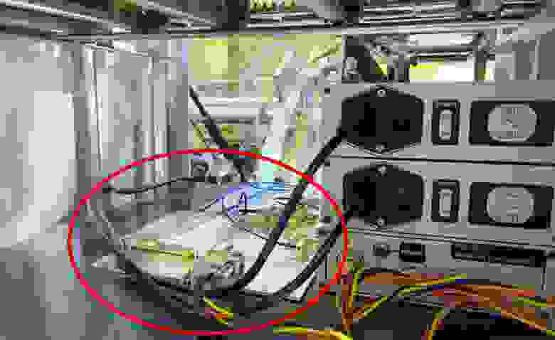 Стендовая плита с компонентами 94 ГГц интерферометра с блоками питания производства компании «ДОК» на макете геликонного двигателя. Источник: НИЦ «Курчатовский институт»