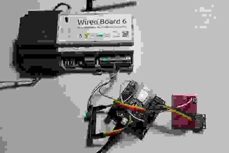 Устройство подключено к порту RS485 контроллера Wiren Board