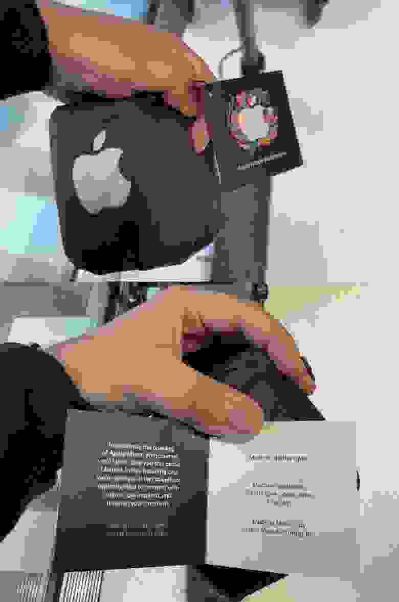 Первые посетители магазина Apple Miami Worldcenter традиционно получали памятные подарки – одеяла для пикника с логотипом магазина, изготовленные на заказ в Мексике. Первые посетители магазина Apple Miami Worldcenter традиционно получали памятные подарки – одеяла для пикника с логотипом магазина, изготовленные на заказ в Мексике.