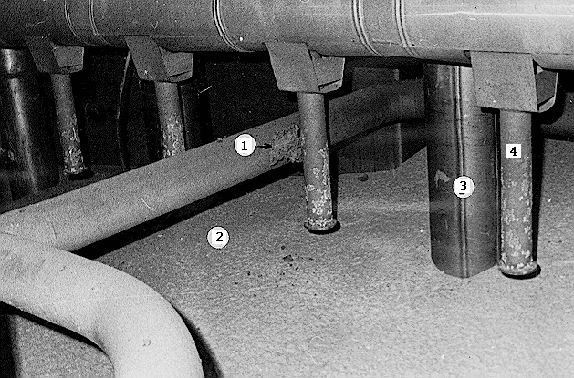 . На этих двух фото — внутренности обоих бассейнов с находящимися в них топливосодержащими материалами. Они тоже появятся попозже. Цифры: 1 - пемзообразные ЛТСМ, 2 - бетон 1986 г, 3 - паросбросные трубы, 4 - пароотводные трубы
