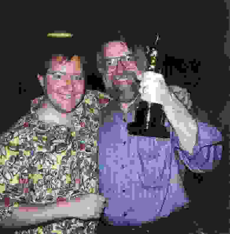 Джон Лассетер и Элви Рэй Смит с премией «Оскар»