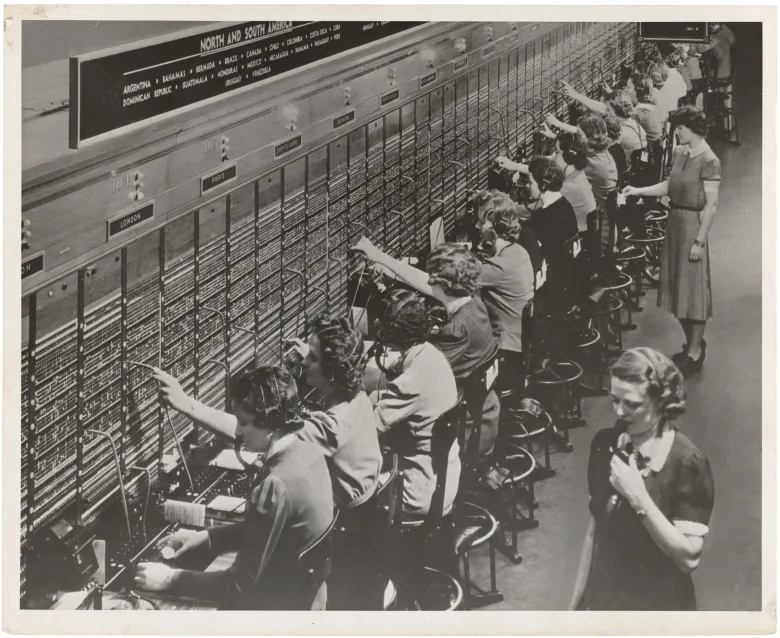 Телефонистки в Bell System обслуживают межконтинентальные звонки, 22 декабря 1943