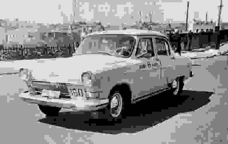 В 60-х годах после ухода из таксопарков последних «Побед», «Волга» стала монополистом в рядах таксистов