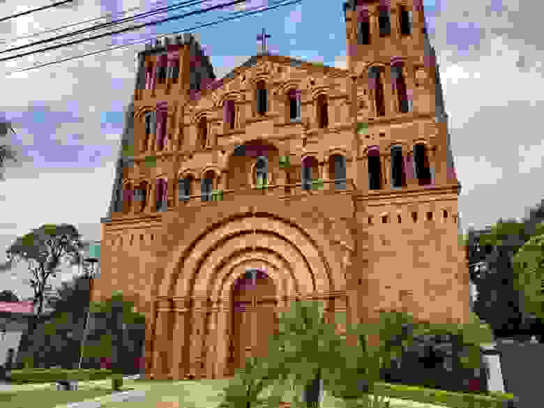 Церковь Nuestra Señora de la Asunción. Достроена в 1957. Считай, новострой. В городе есть церкви вдвое старше, но не такие внушительные