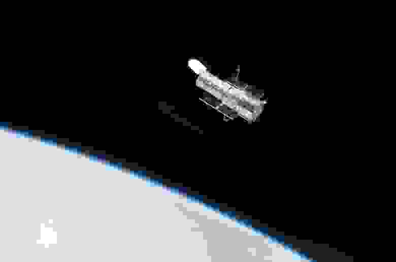 Телескоп им. Хаббла из иллюминатора шаттла Атлантис, четвертая экспедиция по обслуживанию телескопа, миссия STS-125, 19 мая 2009 года. Credit: NASA
