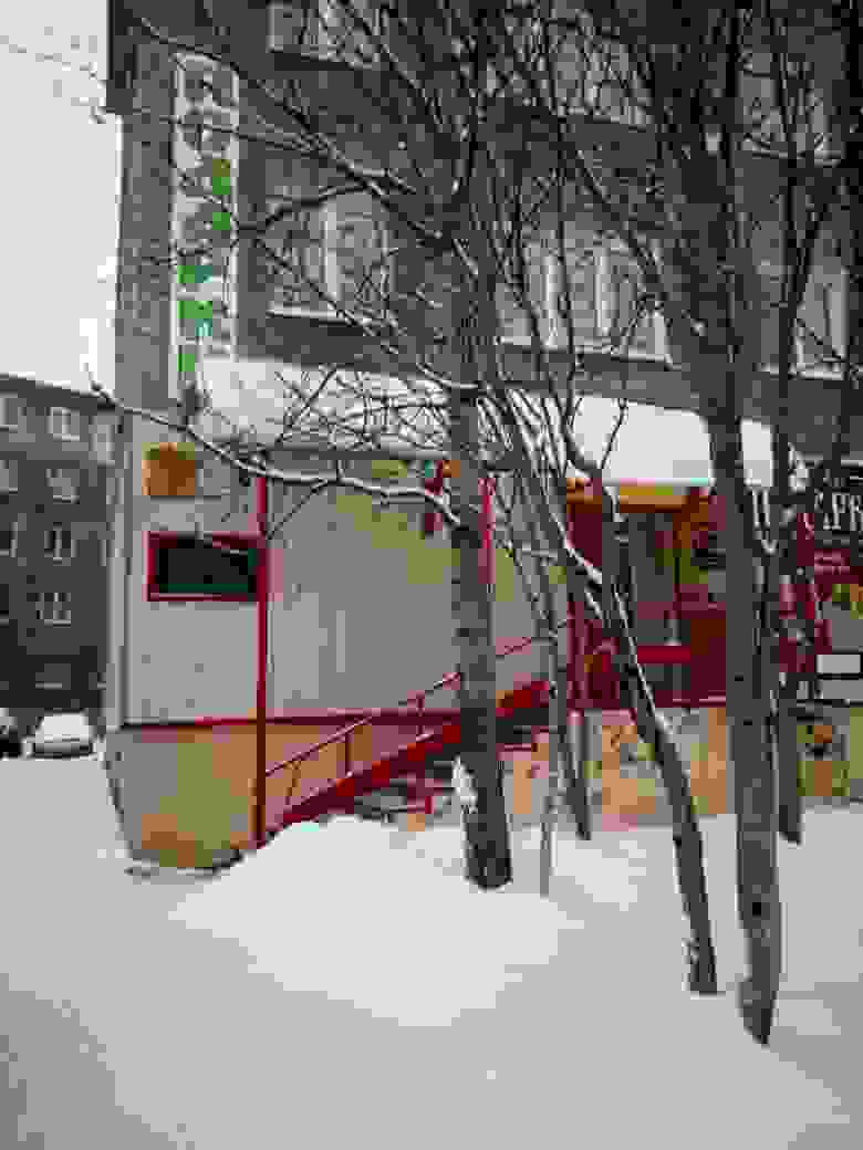 Бахаем вывеску “Фарфор-хрусталь” и “Подарки” и погнали. Бахаем вывеску “Фарфор-хрусталь” и “Подарки” и погнали.