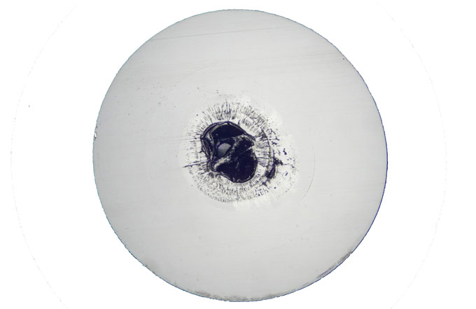 Поперечное сечение жемчужины кеши показывает, как круглый драгоценный камень растёт вокруг деформированного ядра обломков
