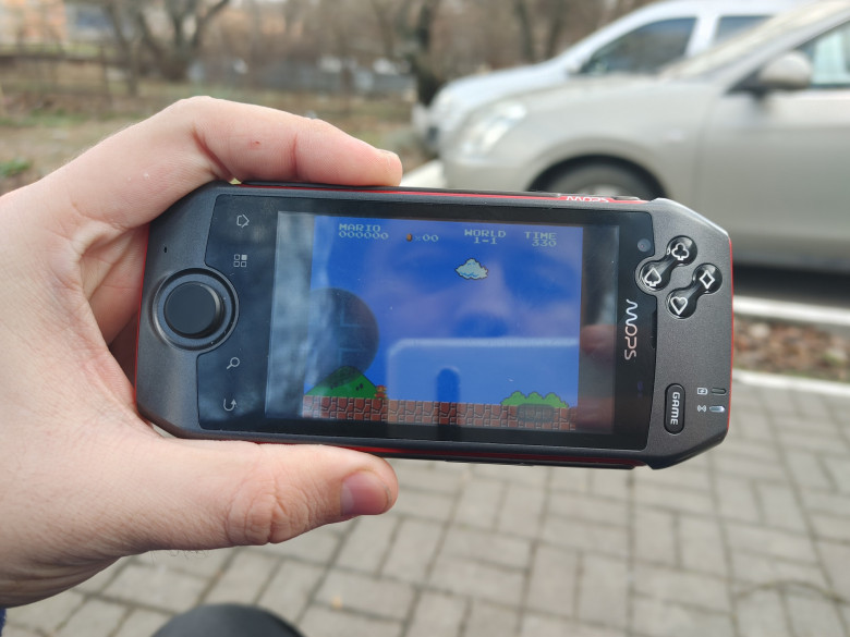 Прототип игрового смартфона MOPS Shadow T810