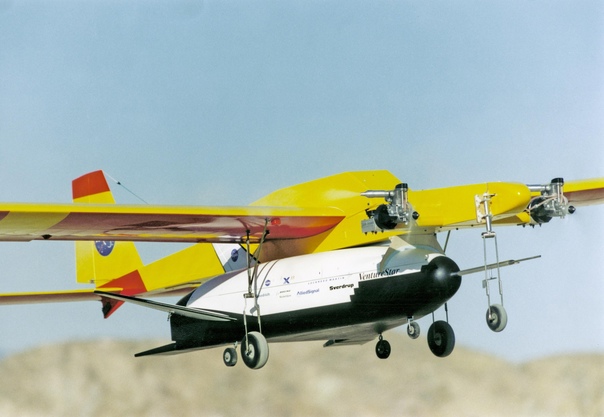 В 1998 г. поведение Х-33 на малых скоростях проверили на небольшой планирующей модельке, которую поднимал в воздух столь же «авиамодельный» самолёт-носитель