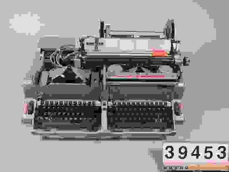  Пишущая машинка с двумя клавиатурами (вторая — для шведских фонетических символов)  