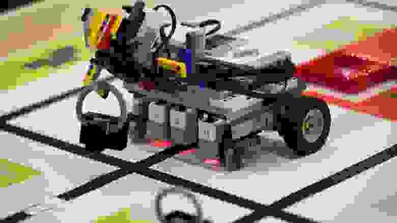 Робот для старшей категории 2019 года, ссылка https://www.luzernerzeitung.ch/amp/zentralschweiz/zug/bildstrecke/vorausscheidung-fuer-die-world-robot-olympiad-in-rotkreuz-ld.1118340