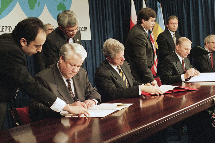 Подписание Будапештского меморандума 5 декабря 1994 года.