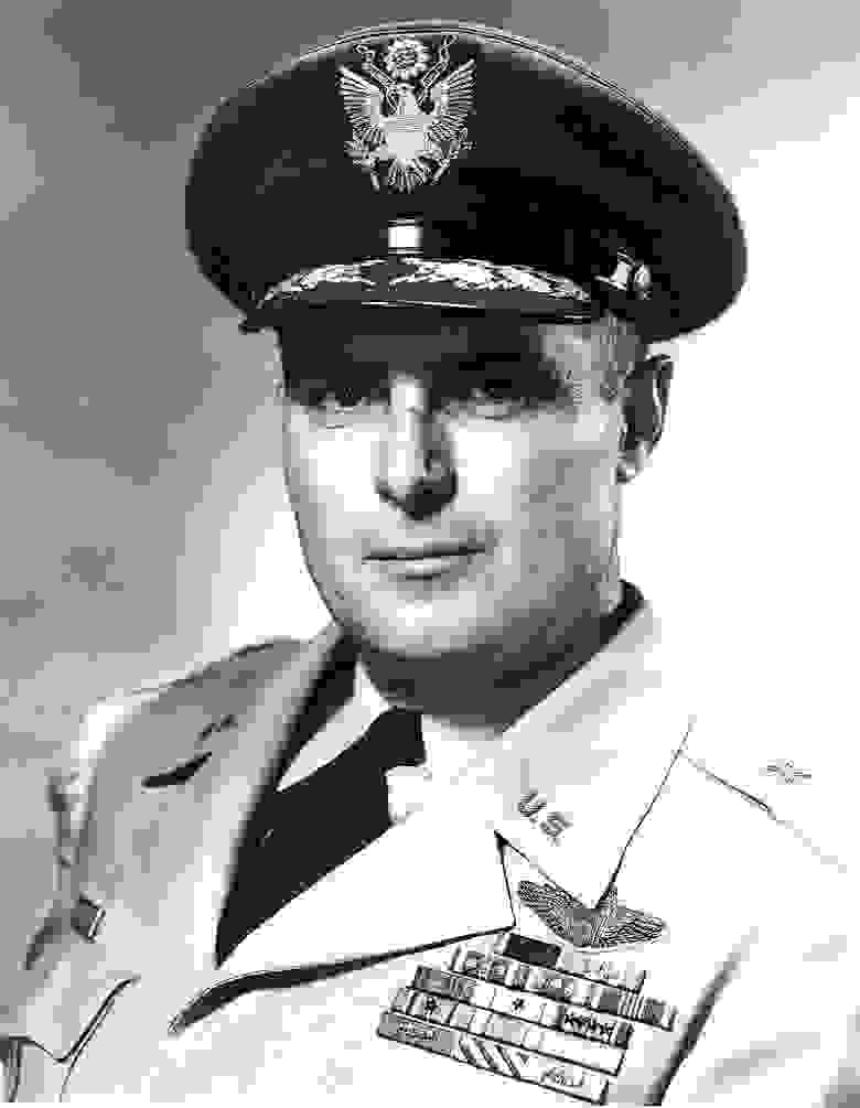 Генерал Роберт Трэвис. После катастрофы авиабазу переименовали в его честь