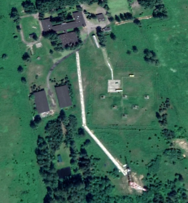 Калибровочная башня комплекса 1511/1 SIGINT, расположенная примерно в одном километре к югу от основного объекта, отбрасывает длинную тень на этом изображении Google Earth, сделанном 4 июня 2020 года. К северу от башни расположены спутниковые антенны старого комплекса "Момент" SIGINT.