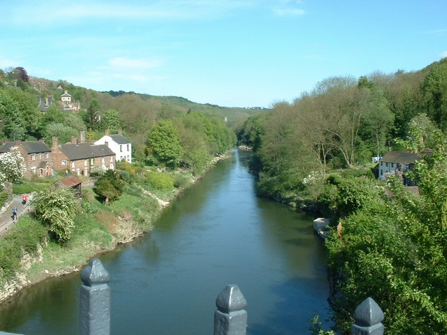 Айронбридж, вид с моста вниз по течению реки