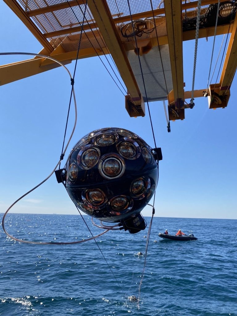 Оптический модуль телескопа опускают на дно морское (источник) Оптический модуль телескопа опускают на дно морское (источник)