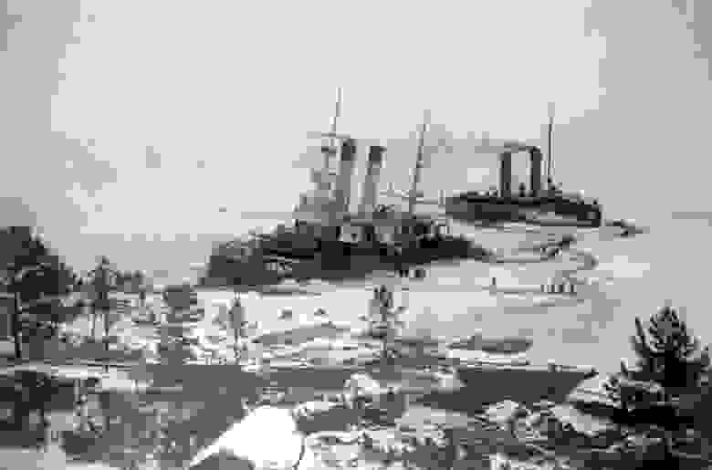 «Ермак» помогает вызволить изо льдов  броненосец «Генерал-Адмирал Апраксин» у острова Гогланд в Финском заливе, 1900 г.
