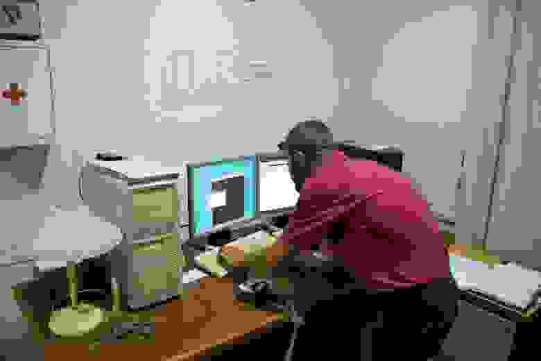 Рабочее место астронома представлено двумя компьютерами. В системном блоке слева стоит процессор «Pentium-II», полученный от американских коллег ещё в двухтысячных. Компьютер справа под управлением ОС Linux — апгрейд недавнего времени. В центре находится проводной пульт — образец неубиваемой советской электроники.