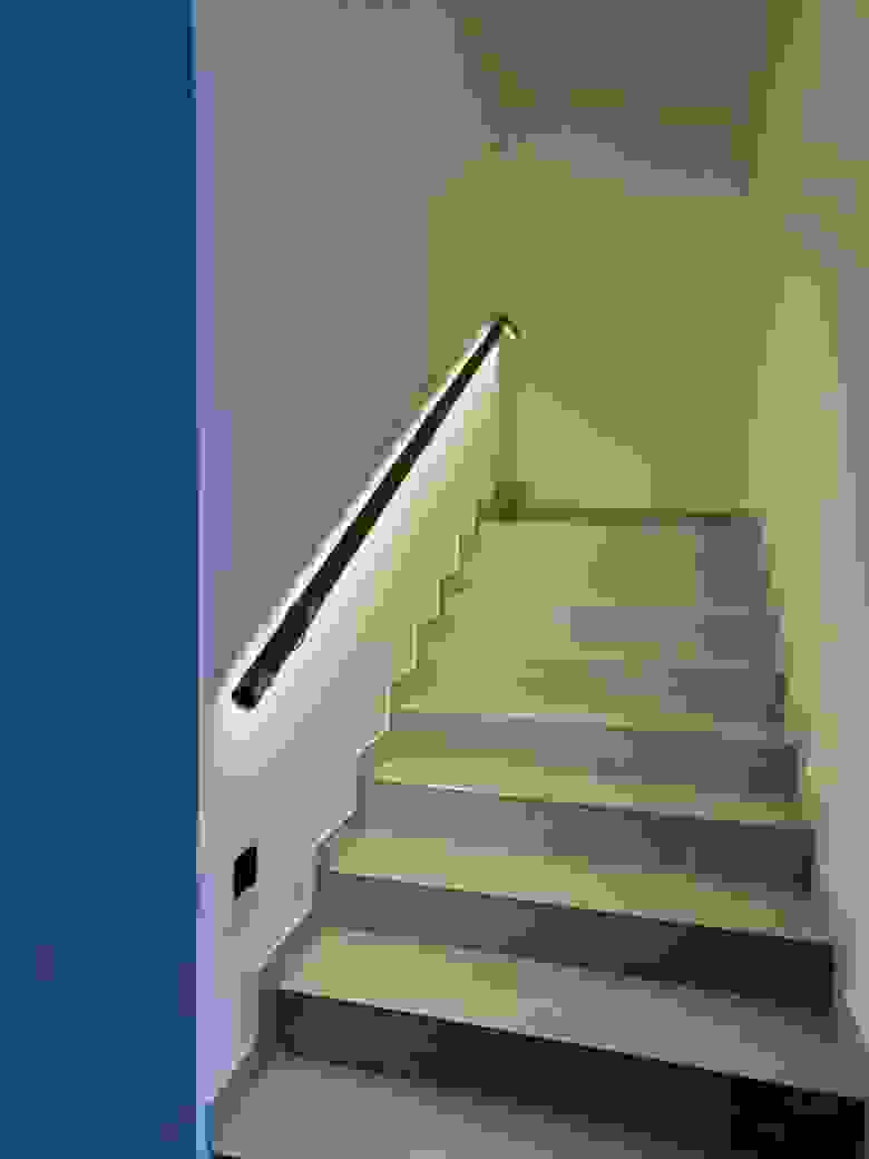 Лестница с датчиком пересечения, подсветка включена