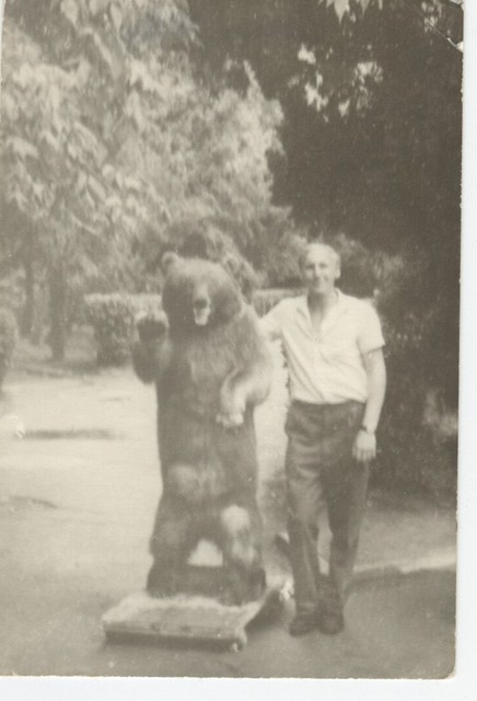 Сочи. Парк Ривьера. 1972 год. Я с медведем.