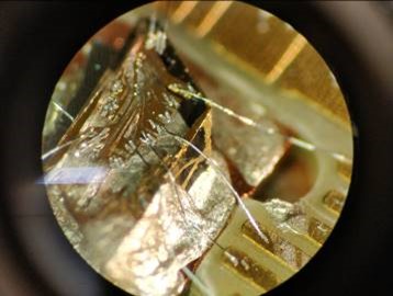 Центры азот-вакансий в образце алмаза используются в качестве кубитов в эксперименте по телепортации 