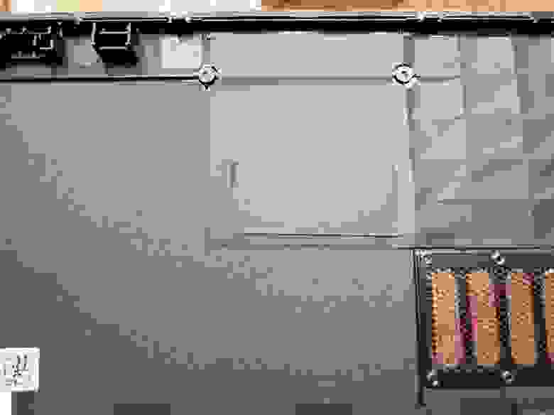 Кусочки изоленты под крышкой Steam Deck