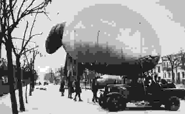 Аэростат воздушного заграждения на Тверском бульваре в Москве во время Великой Отечественной войны. 1941 г.