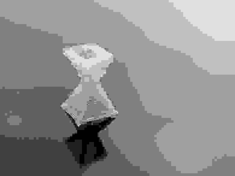 пирамидальный кристалл соли в форме песочных часов