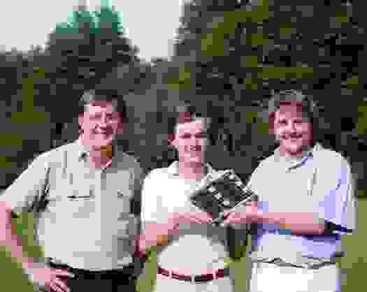 Клаус Шультен, Гельмут Грубмюллер, Гельмут Геллер и одна из плат самодельного суперкомпьютера,1988.