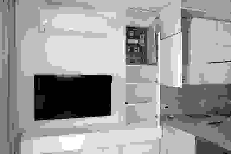 Кондиционер в кухне-гостиной. Внизу на фото — телевизор с поддержкой Алисы, справа — щит  