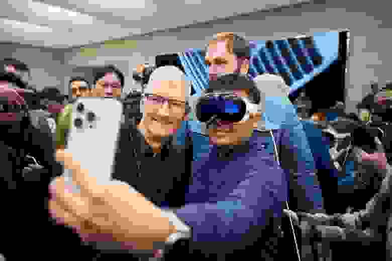 Глава Apple также сделал селфи с первым клиентом, который купил Apple Vision Pro. Глава Apple также сделал селфи с первым клиентом, который купил Apple Vision Pro.