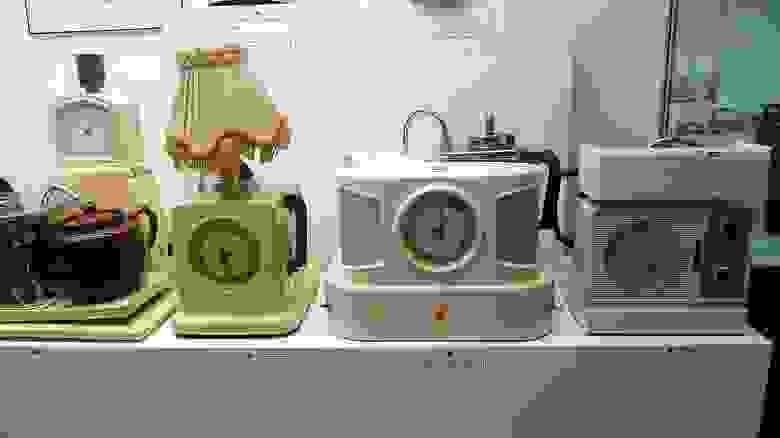Различные Teasmade в музее. (C) Wikipedia Различные Teasmade в музее. (C) Wikipedia