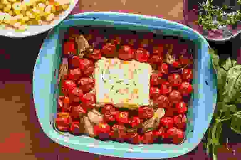Запеченная паста с сыром фета — одно из самых популярных блюд 2021 года, завирусившееся в приложении — войдет в меню TikTok Kitchen