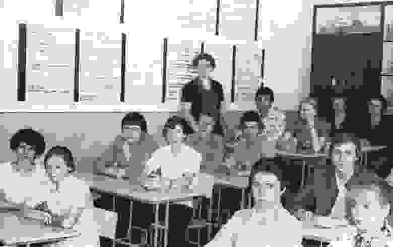 На фото моя бабушка обучает советских школьников матану (ну ок, только основам матанализа, конечно…)  